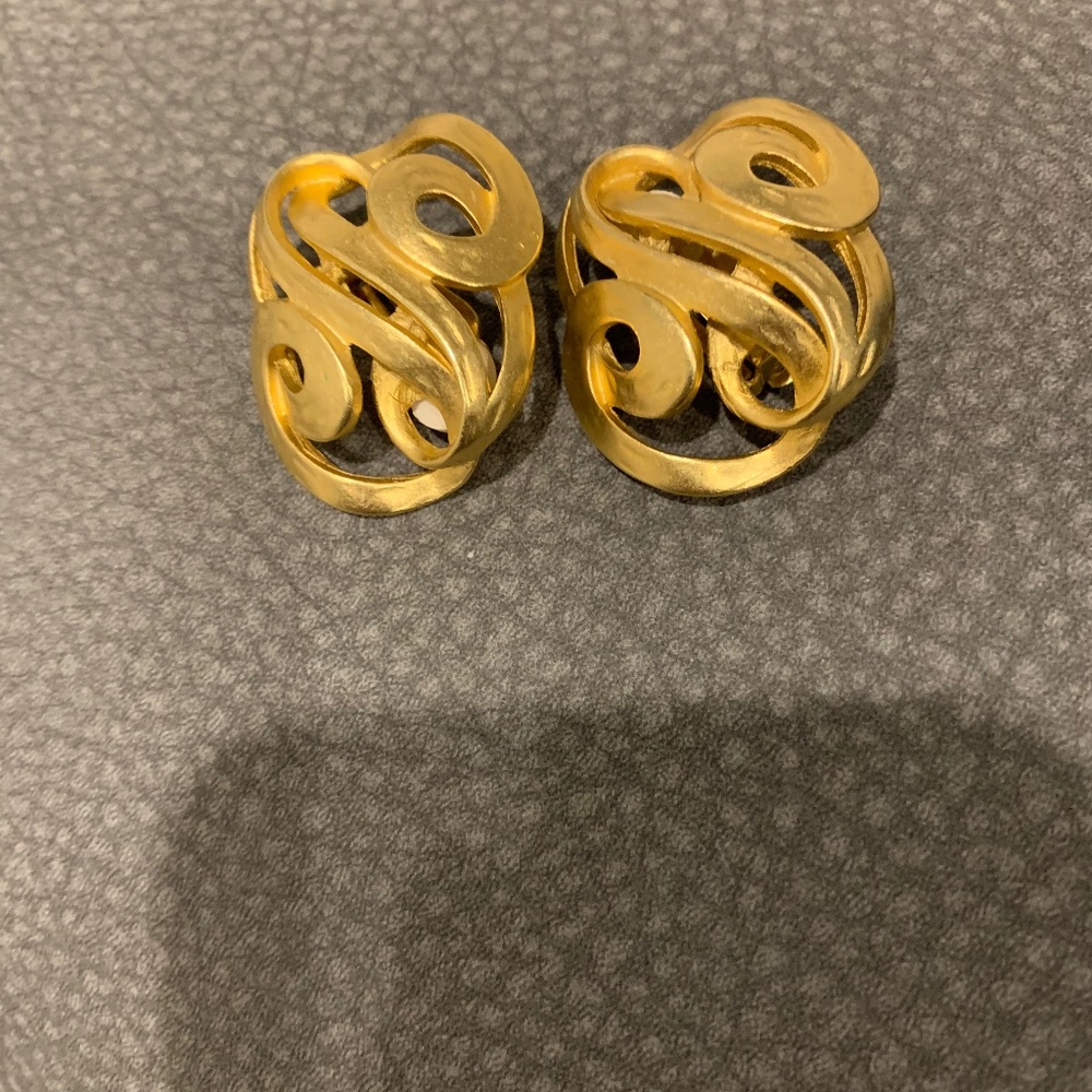 Edwin Pearl Vintage Gold Tone Clip Earrings w/ Swirl Pattern.